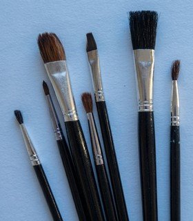 phan-ii-cac-dau-hieu-new-20.jpg A close-up of several brushes
AI-generated content may be incorrect.
