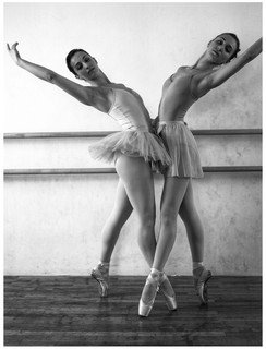 phan-ii-cac-dau-hieu-new-31.jpg A couple of ballet dancers
AI-generated content may be incorrect.