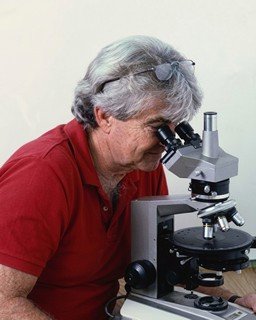 phan-ii-cac-dau-hieu-new-50.jpg A person sitting at a table with microscope
Description generated with high confidence